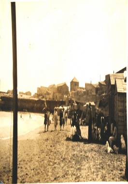 Ca. 1930 Vista de la playa de Levante de Cabo de Palos durante la temporada veraniega.