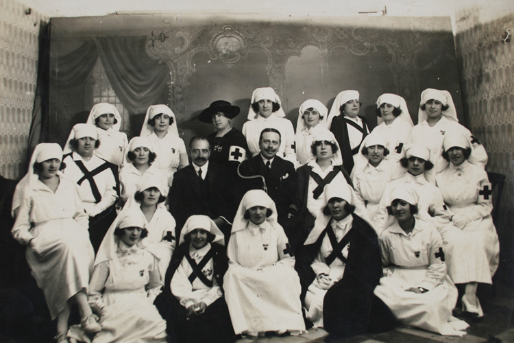 Fotografa del personal del hospital de la Cruz Roja (ca. 1930)